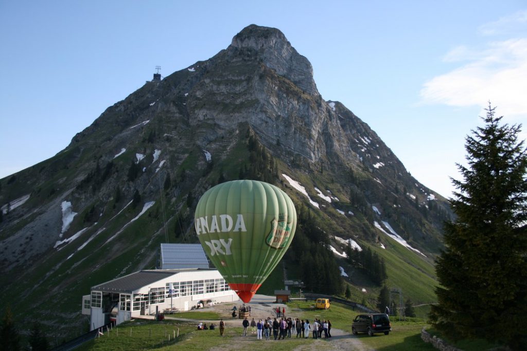 Vue d'une montgolfière captive devant le Moléson en Gruyère
