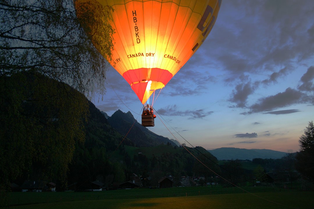 Vol captif en montgolfière de nuit