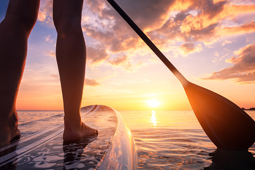 Debout sur une planche de stand up paddle