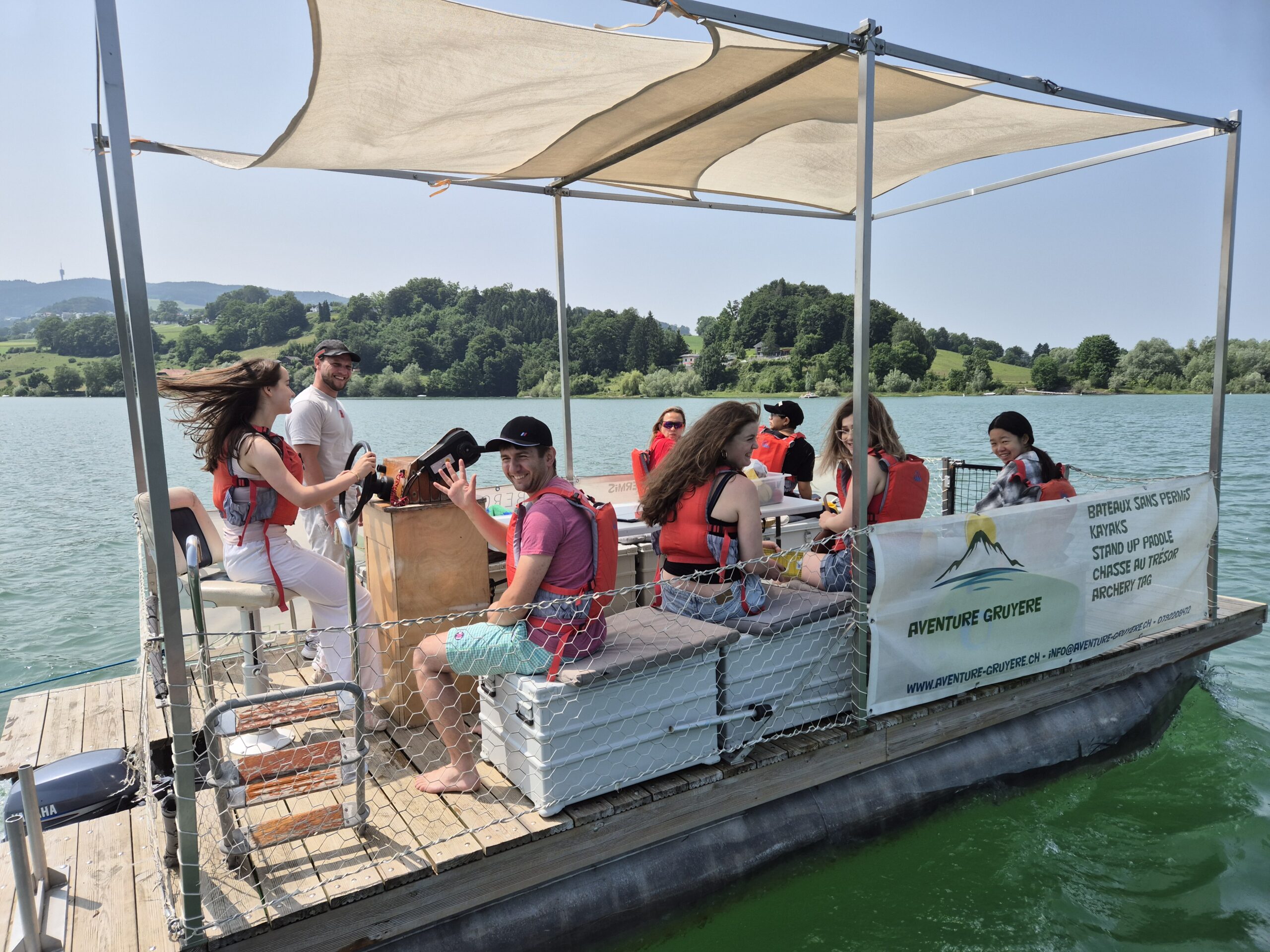 Personnes sur le Party Boat, lac de la Gruyère