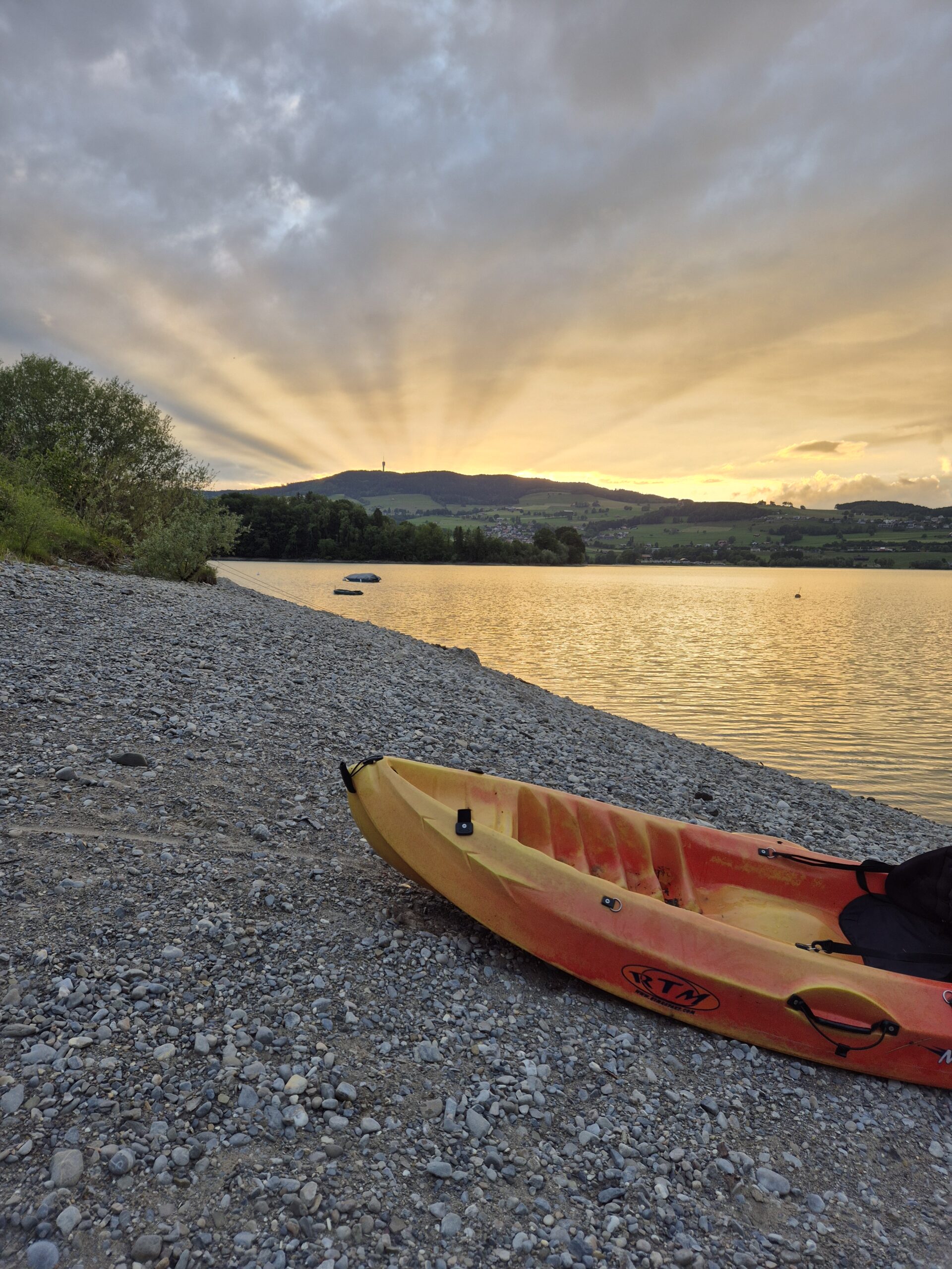 Apéro au coucher de soleil sur le lac de la Gruyère