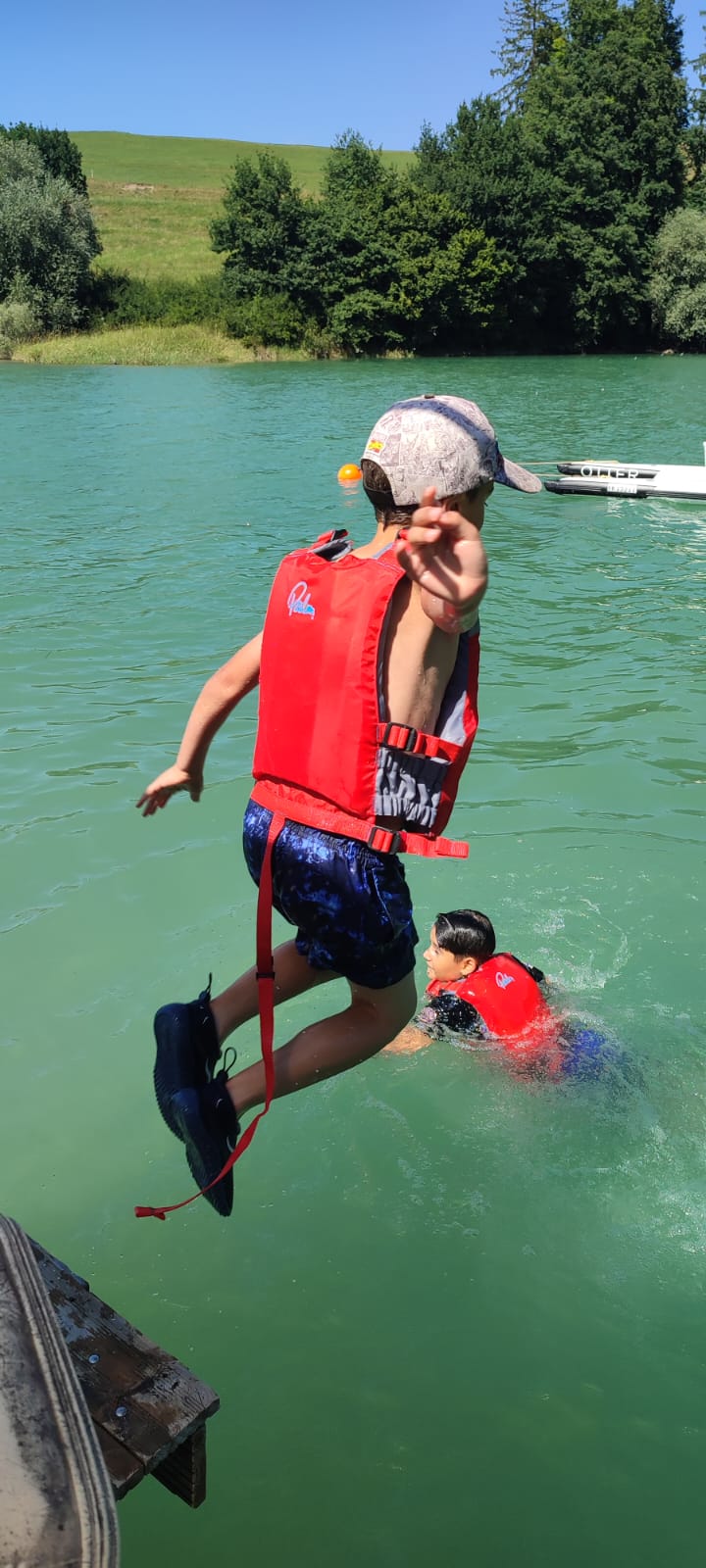 Saut du bateau dans le lac de la Gruyère, enfants en train de nager
